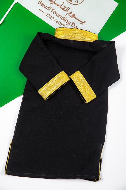 دجلة أطفال لون أسود بأطراف باللون الذهبي من الأمام و الأكمام و بأزرار باللون الأسود