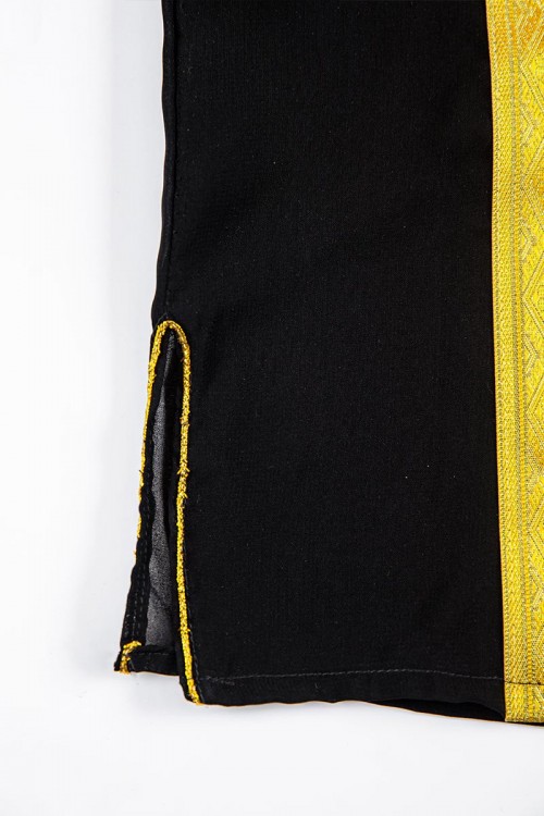 دجلة أطفال لون أسود بأطراف باللون الذهبي من الأمام و الأكمام و بأزرار باللون الأسود