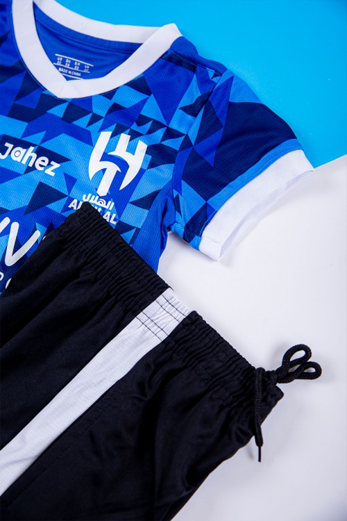 طقم ولادي رياضي قطعتين تيشيرت الهلال بأكمام قصيرة و بنطلون طويل لون أسود مخطط باللون الأبيض من الجانبين بزم من الخصر و الأسفل