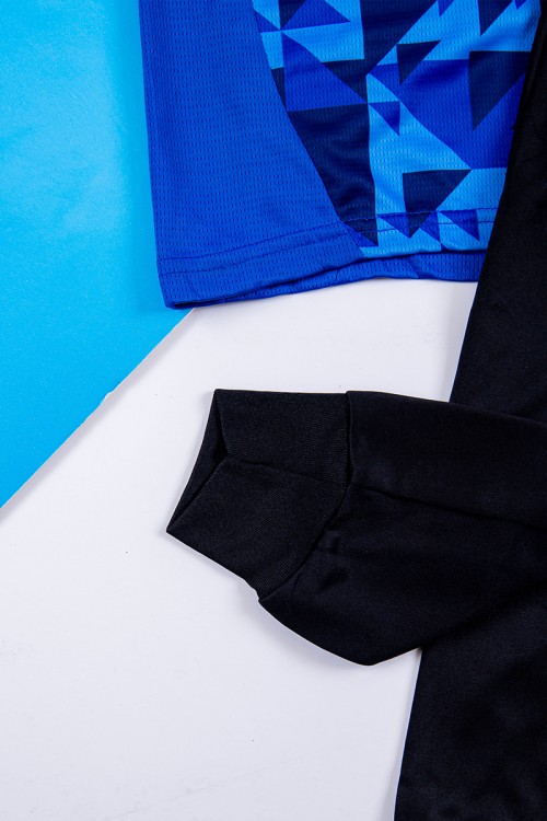 طقم ولادي رياضي قطعتين تيشيرت الهلال بأكمام قصيرة و بنطلون طويل لون أسود مخطط باللون الأبيض من الجانبين بزم من الخصر و الأسفل