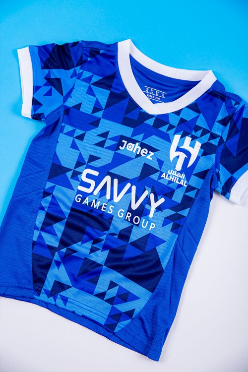 طقم ولادي رياضي قطعتين تيشيرت الهلال بأكمام قصيرة و بنطلون طويل لون أسود مخطط باللون الأبيض من الجانبين بزم من الخصر و الأسفل