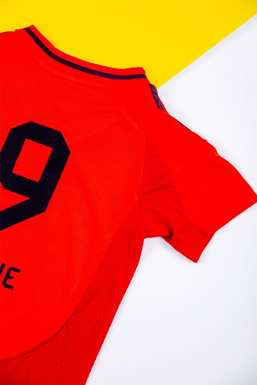 طقم ولادي رياضي قطعتين تيشيرت بايرن ميونخ بأكمام قصيرة و بنطلون طويل لون أسود مخطط باللون الأحمر من الجانبين بزم من الخصر و الأسفل