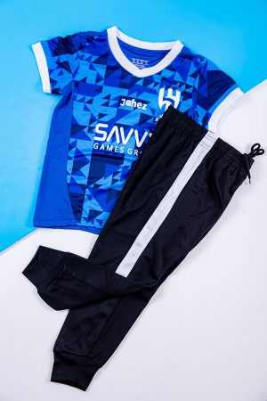 طقم ولادي رياضي قطعتين تيشيرت الهلال بأكمام قصيرة و بنطلون طويل لون أسود مخطط باللون الأبيض من الجانبين بزم من الخصر و الأسفل