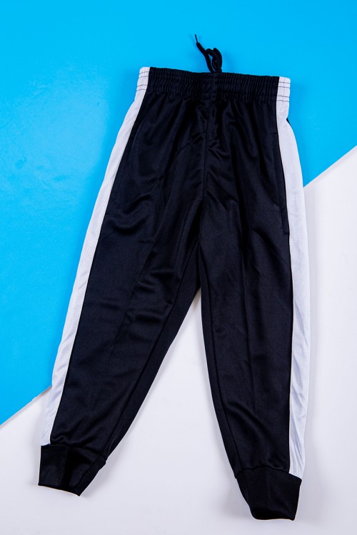 طقم ولادي رياضي قطعتين تيشيرت الهلال بأكمام قصيرة و بنطلون طويل لون أسود مخطط باللون الأبيض من الجانبين بزم من الخصر و الأسفل