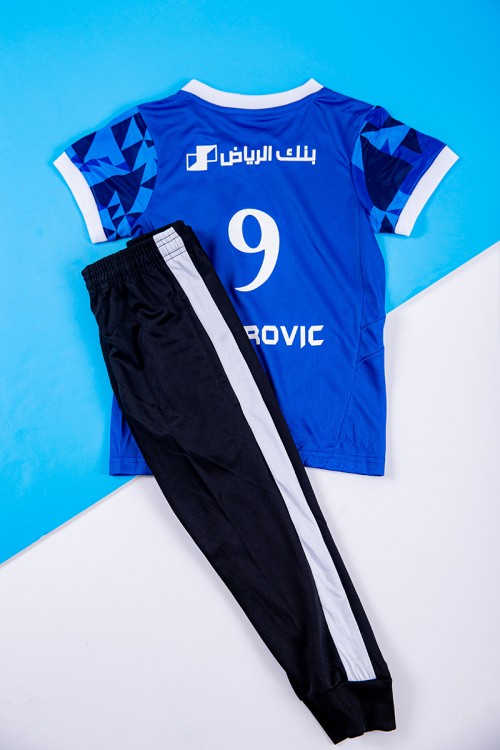 طقم ولادي رياضي قطعتين تيشيرت الهلال بأكمام قصيرة و بنطلون طويل لون أسود مخطط باللون الأبيض من الجانبين بزم من الخصر و الأسفل