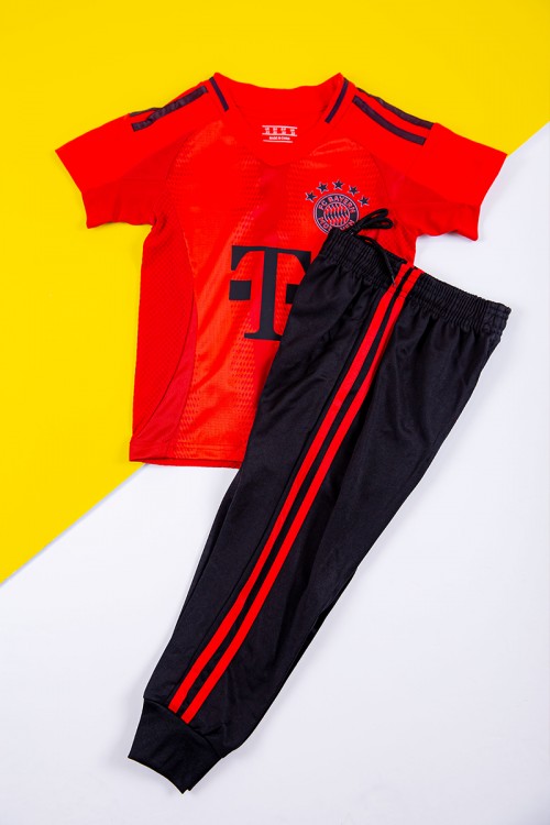 طقم ولادي رياضي قطعتين تيشيرت بايرن ميونخ بأكمام قصيرة و بنطلون طويل لون أسود مخطط باللون الأحمر من الجانبين بزم من الخصر و الأسفل