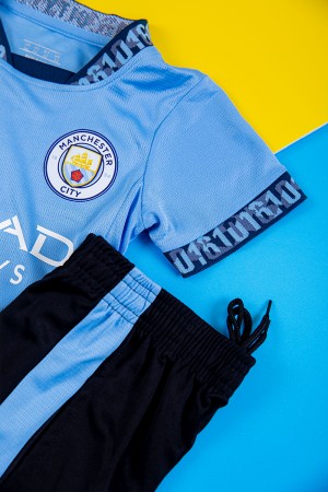 طقم ولادي رياضي قطعتين تيشيرت مانشستر سيتي بأكمام قصيرة و بنطلون طويل لون أسود مخطط باللون السماوي من الجانبين بزم من الخصر و الأسفل