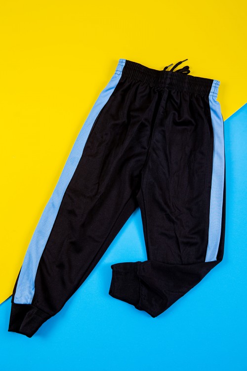 طقم ولادي رياضي قطعتين تيشيرت مانشستر سيتي بأكمام قصيرة و بنطلون طويل لون أسود مخطط باللون السماوي من الجانبين بزم من الخصر و الأسفل