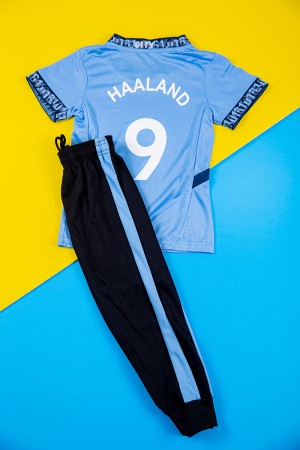 طقم ولادي رياضي قطعتين تيشيرت مانشستر سيتي بأكمام قصيرة و بنطلون طويل لون أسود مخطط باللون السماوي من الجانبين بزم من الخصر و الأسفل