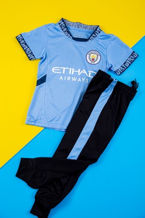 طقم ولادي رياضي قطعتين تيشيرت مانشستر سيتي بأكمام قصيرة و بنطلون طويل لون أسود مخطط باللون السماوي من الجانبين بزم من الخصر و الأسفل
