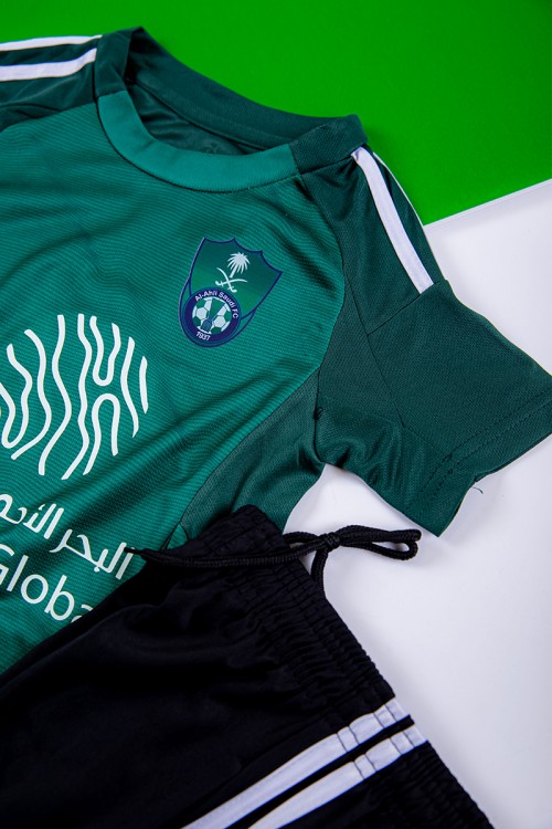 طقم ولادي رياضي قطعتين تيشيرت الأهلي بأكمام قصيرة و بنطلون طويل لون أسود مخطط باللون الأبيض من الجانبين بزم من الخصر و الأسفل