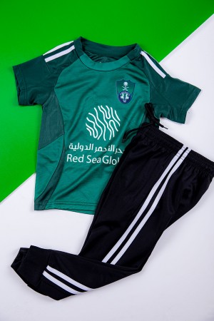 طقم ولادي رياضي قطعتين تيشيرت الأهلي بأكمام قصيرة و بنطلون طويل لون أسود مخطط باللون الأبيض من الجانبين بزم من الخصر و الأسفل