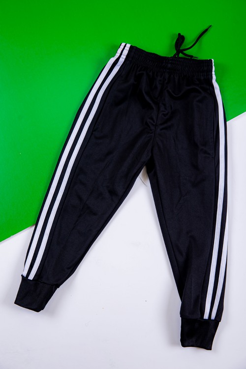 طقم ولادي رياضي قطعتين تيشيرت الأهلي بأكمام قصيرة و بنطلون طويل لون أسود مخطط باللون الأبيض من الجانبين بزم من الخصر و الأسفل