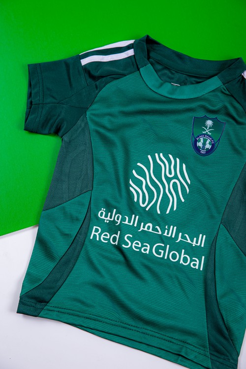 طقم ولادي رياضي قطعتين تيشيرت الأهلي بأكمام قصيرة و بنطلون طويل لون أسود مخطط باللون الأبيض من الجانبين بزم من الخصر و الأسفل