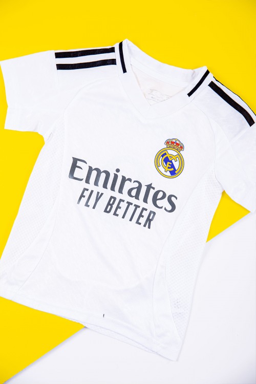 طقم ولادي رياضي قطعتين تيشيرت ريال مدريد بأكمام قصيرة و بنطلون طويل لون أسود مخطط باللون الأبيض من الجانبين بزم من الخصر و الأسفل