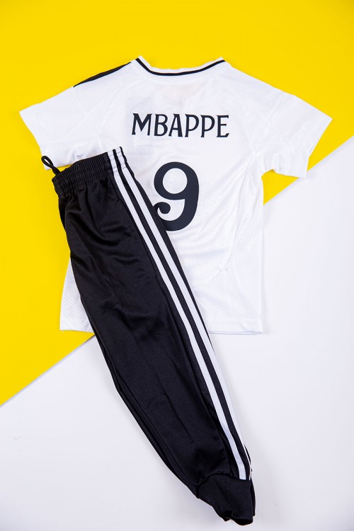 طقم ولادي رياضي قطعتين تيشيرت ريال مدريد بأكمام قصيرة و بنطلون طويل لون أسود مخطط باللون الأبيض من الجانبين بزم من الخصر و الأسفل