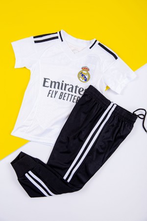 طقم ولادي رياضي قطعتين تيشيرت ريال مدريد بأكمام قصيرة و بنطلون طويل لون أسود مخطط باللون الأبيض من الجانبين بزم من الخصر و الأسفل