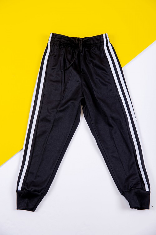 طقم ولادي رياضي قطعتين تيشيرت ريال مدريد بأكمام قصيرة و بنطلون طويل لون أسود مخطط باللون الأبيض من الجانبين بزم من الخصر و الأسفل