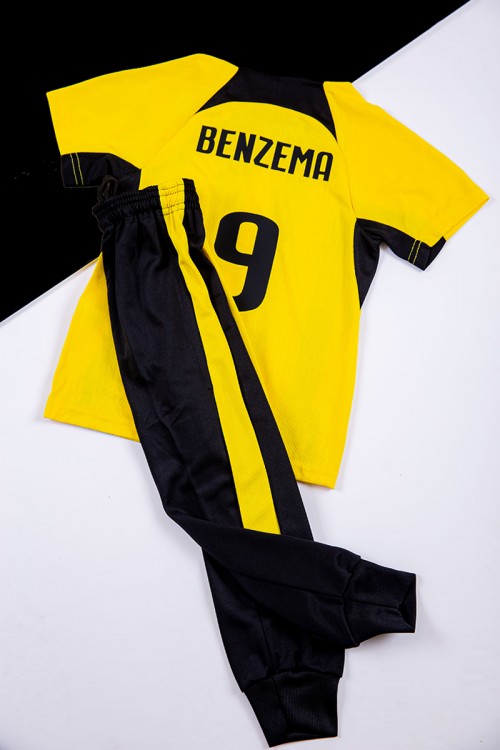 طقم ولادي رياضي قطعتين تيشيرت الاتحاد بأكمام قصيرة و بنطلون طويل لون أسود مخطط باللون الأصفر من الجانبين بزم من الخصر و الأسفل