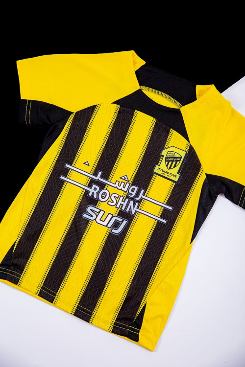 طقم ولادي رياضي قطعتين تيشيرت الاتحاد بأكمام قصيرة و بنطلون طويل لون أسود مخطط باللون الأصفر من الجانبين بزم من الخصر و الأسفل