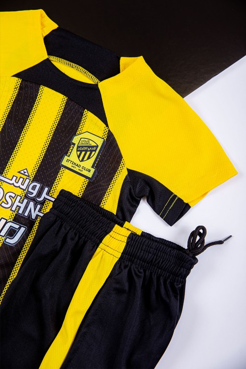 طقم ولادي رياضي قطعتين تيشيرت الاتحاد بأكمام قصيرة و بنطلون طويل لون أسود مخطط باللون الأصفر من الجانبين بزم من الخصر و الأسفل