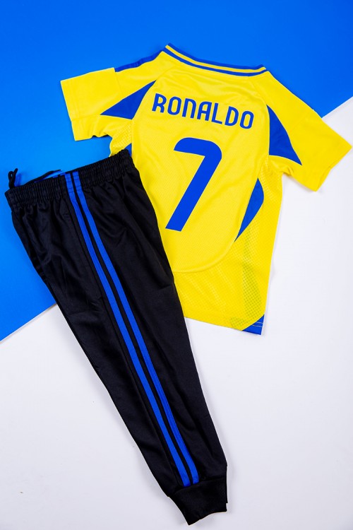 طقم ولادي رياضي قطعتين تيشيرت النصر لون أصفر بأكمام قصيرة و بنطلون طويل لون أسود مخطط باللون الأزرق من الجانبين بزم من الخصر و الأسفل