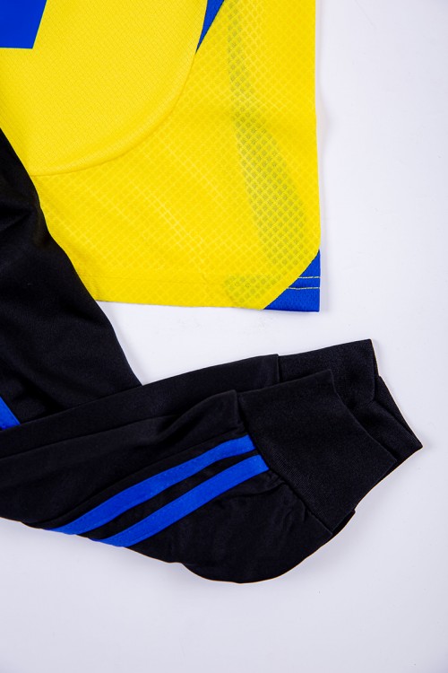 طقم ولادي رياضي قطعتين تيشيرت النصر لون أصفر بأكمام قصيرة و بنطلون طويل لون أسود مخطط باللون الأزرق من الجانبين بزم من الخصر و الأسفل