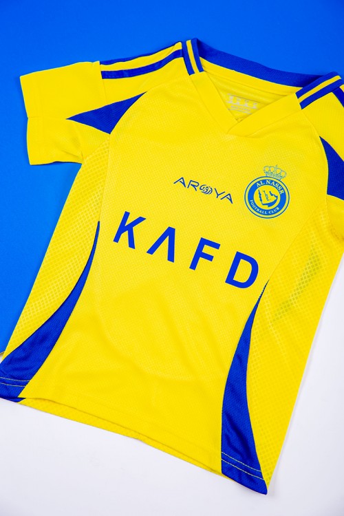 طقم ولادي رياضي قطعتين تيشيرت النصر لون أصفر بأكمام قصيرة و بنطلون طويل لون أسود مخطط باللون الأزرق من الجانبين بزم من الخصر و الأسفل