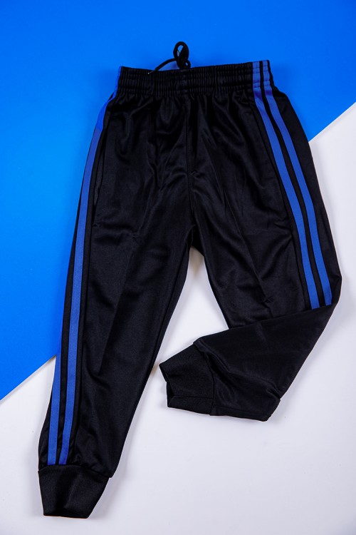 طقم ولادي رياضي قطعتين تيشيرت النصر لون أصفر بأكمام قصيرة و بنطلون طويل لون أسود مخطط باللون الأزرق من الجانبين بزم من الخصر و الأسفل