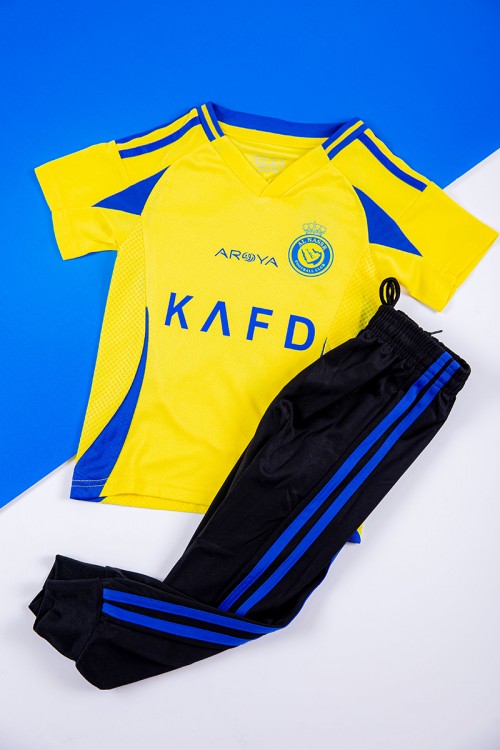 طقم ولادي رياضي قطعتين تيشيرت النصر لون أصفر بأكمام قصيرة و بنطلون طويل لون أسود مخطط باللون الأزرق من الجانبين بزم من الخصر و الأسفل