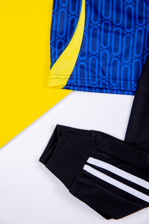 طقم ولادي رياضي قطعتين تيشيرت النصر لون كحلي بأكمام قصيرة و بنطلون طويل لون أسود مخطط باللون الأبيض من الجانبين بزم من الخصر و الأسفل