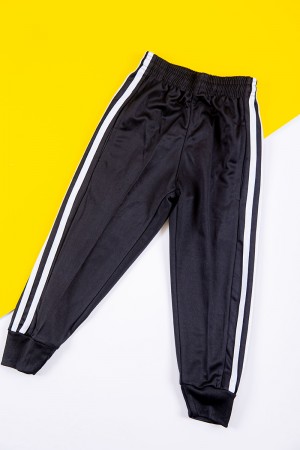 طقم ولادي رياضي قطعتين تيشيرت النصر لون كحلي بأكمام قصيرة و بنطلون طويل لون أسود مخطط باللون الأبيض من الجانبين بزم من الخصر و الأسفل