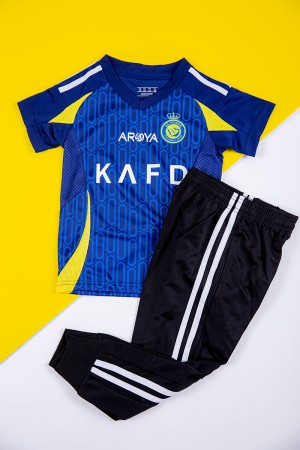 طقم ولادي رياضي قطعتين تيشيرت النصر لون كحلي بأكمام قصيرة و بنطلون طويل لون أسود مخطط باللون الأبيض من الجانبين بزم من الخصر و الأسفل