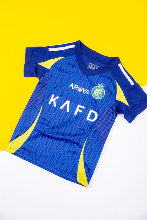 طقم ولادي رياضي قطعتين تيشيرت النصر لون كحلي بأكمام قصيرة و بنطلون طويل لون أسود مخطط باللون الأبيض من الجانبين بزم من الخصر و الأسفل