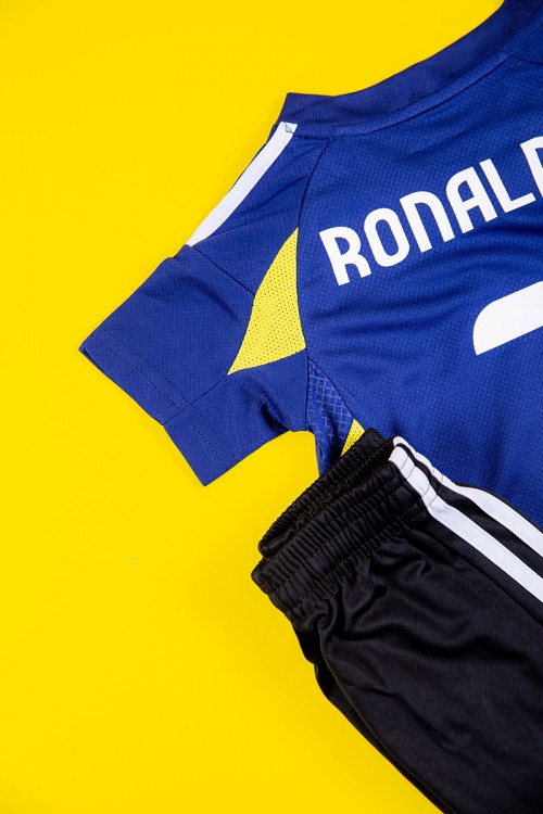 طقم ولادي رياضي قطعتين تيشيرت النصر لون كحلي بأكمام قصيرة و بنطلون طويل لون أسود مخطط باللون الأبيض من الجانبين بزم من الخصر و الأسفل