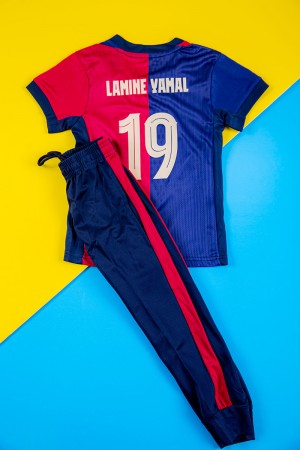 طقم ولادي رياضي قطعتين تيشيرت برشلونة بأكمام قصيرة و بنطلون طويل لون كحلي مخطط باللون الوردي من الجانبين بزم من الخصر و الأسفل