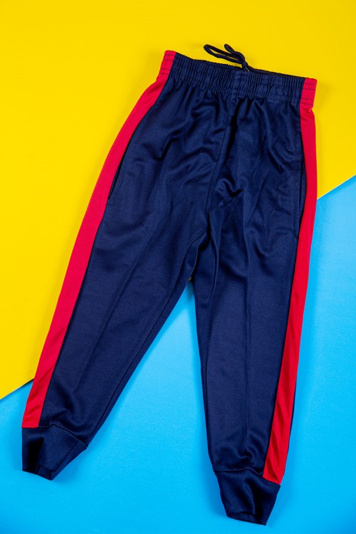 طقم ولادي رياضي قطعتين تيشيرت برشلونة بأكمام قصيرة و بنطلون طويل لون كحلي مخطط باللون الوردي من الجانبين بزم من الخصر و الأسفل