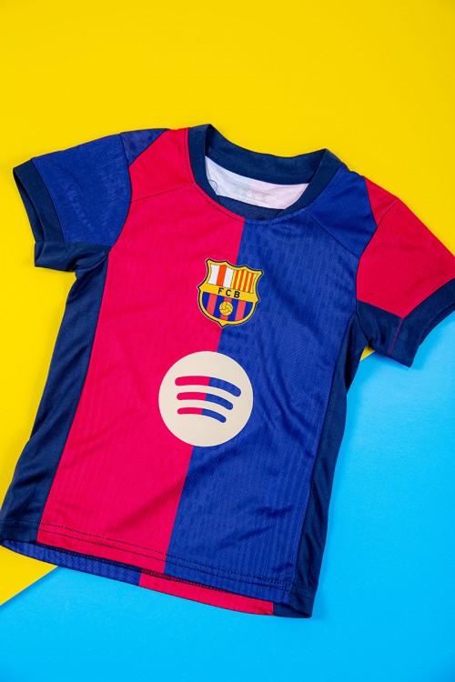 طقم ولادي رياضي قطعتين تيشيرت برشلونة بأكمام قصيرة و بنطلون طويل لون كحلي مخطط باللون الوردي من الجانبين بزم من الخصر و الأسفل