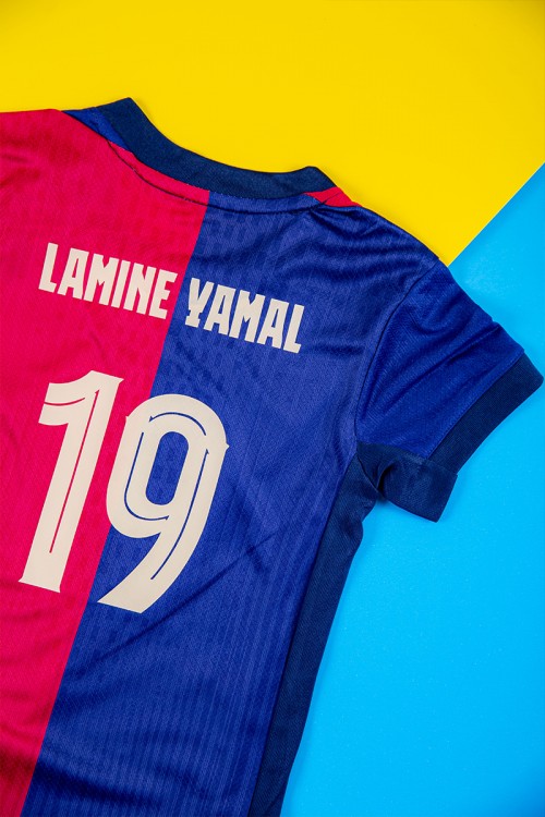 طقم ولادي رياضي قطعتين تيشيرت برشلونة بأكمام قصيرة و بنطلون طويل لون كحلي مخطط باللون الوردي من الجانبين بزم من الخصر و الأسفل