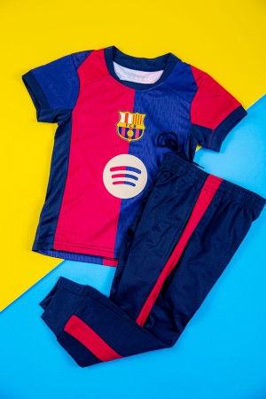 طقم ولادي رياضي قطعتين تيشيرت برشلونة بأكمام قصيرة و بنطلون طويل لون كحلي مخطط باللون الوردي من الجانبين بزم من الخصر و الأسفل