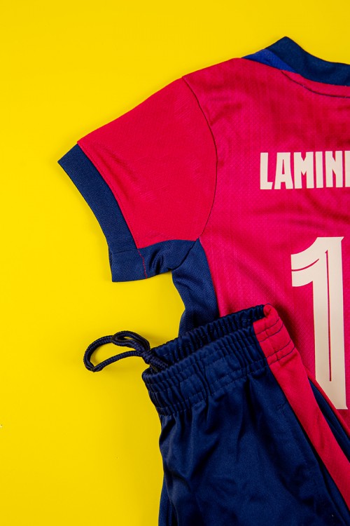 طقم ولادي رياضي قطعتين تيشيرت برشلونة بأكمام قصيرة و بنطلون طويل لون كحلي مخطط باللون الوردي من الجانبين بزم من الخصر و الأسفل