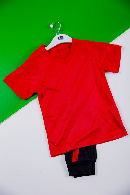 طقم ولادي رياضي قطعتين تيشيرت برشلونة بأكمام قصيرة و بنطلون طويل لون كحلي مخطط باللون الوردي من الجانبين بزم من الخصر و الأسفل