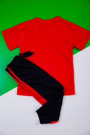 طقم ولادي رياضي قطعتين تيشيرت برشلونة بأكمام قصيرة و بنطلون طويل لون كحلي مخطط باللون الوردي من الجانبين بزم من الخصر و الأسفل