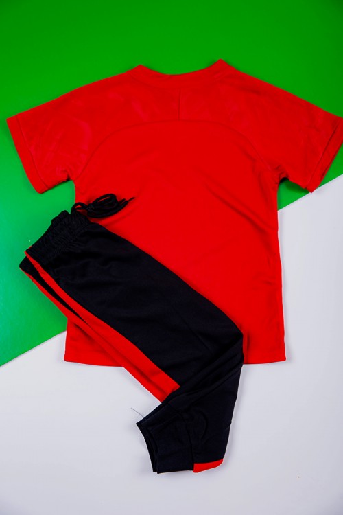 طقم ولادي رياضي قطعتين تيشيرت برشلونة بأكمام قصيرة و بنطلون طويل لون كحلي مخطط باللون الوردي من الجانبين بزم من الخصر و الأسفل