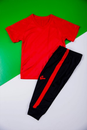 طقم ولادي رياضي قطعتين تيشيرت برشلونة بأكمام قصيرة و بنطلون طويل لون كحلي مخطط باللون الوردي من الجانبين بزم من الخصر و الأسفل