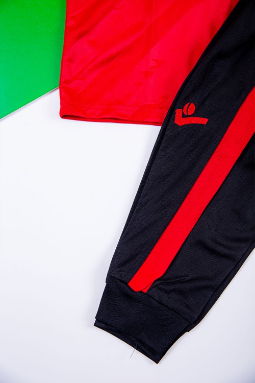 طقم ولادي رياضي قطعتين تيشيرت برشلونة بأكمام قصيرة و بنطلون طويل لون كحلي مخطط باللون الوردي من الجانبين بزم من الخصر و الأسفل