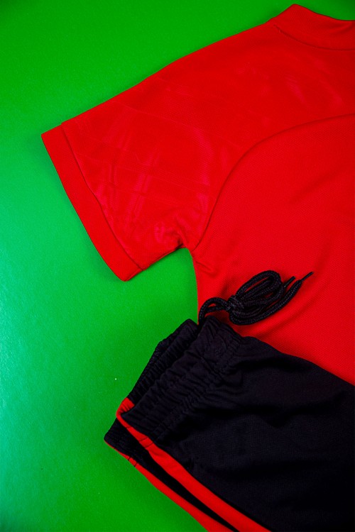 طقم ولادي رياضي قطعتين تيشيرت برشلونة بأكمام قصيرة و بنطلون طويل لون كحلي مخطط باللون الوردي من الجانبين بزم من الخصر و الأسفل