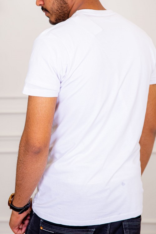 تيشيرت رجالي لون أبيض برسومات من الأمام