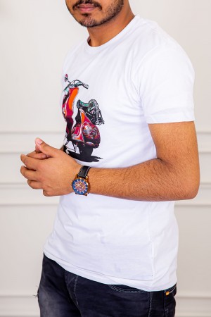 تيشيرت رجالي لون أبيض برسومات من الأمام 