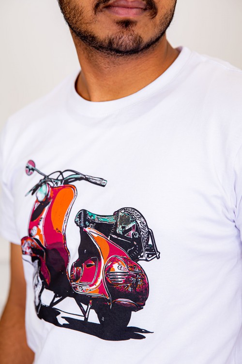 تيشيرت رجالي لون أبيض برسومات من الأمام